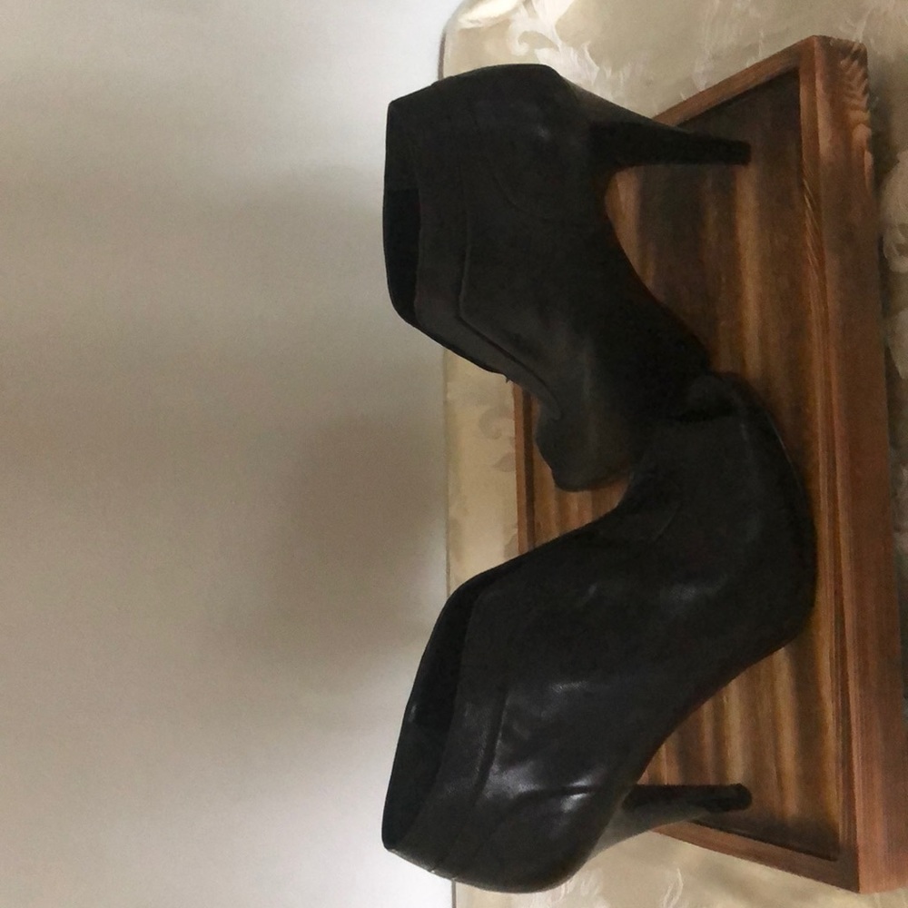 Nine West slightly used shoe. Size 8.5 black
